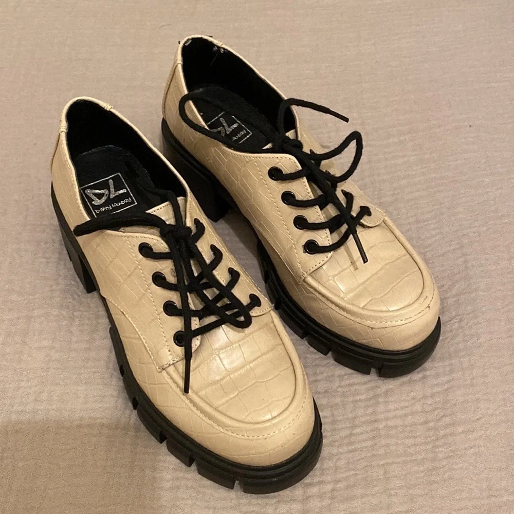 DIRTY LAUNDRY PLATFORM SHOES . Size 7 . New